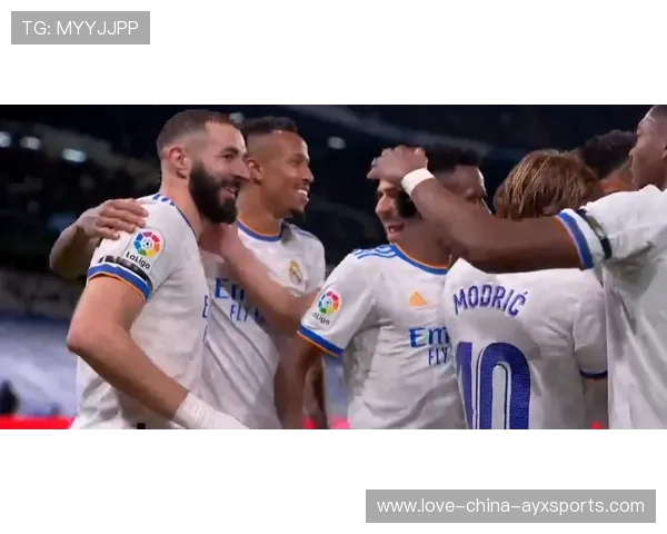 维尼修斯精准分球引发皇马全队快速前插 维尼修斯精准分球引发皇马全队快速前插