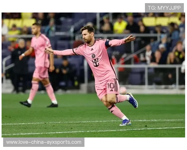 梅西低平球穿裆传递，迈阿密国际门前包抄，梅西垫球鞋