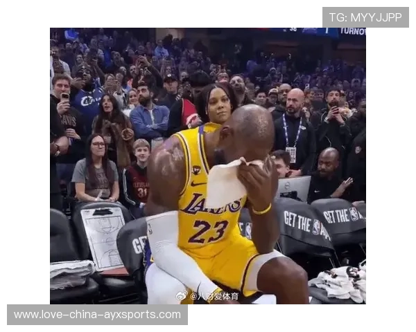 詹姆斯举办球迷见面会,现场哭点满满